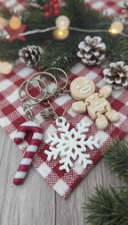 3’lü Yılbaşı Temalı Anahtarlık Seti – Hareketli Kurabiye Adam, Baston Şeker ve Kar Tanesi 🎄🎁🎅🏻