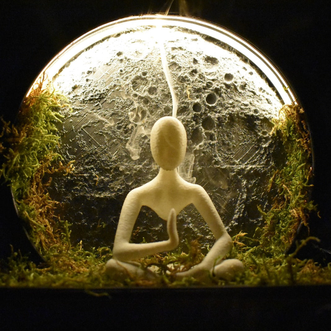 Ay Işığında Meditasyon: Dekoratif Tütsülük ve Gece Lambası