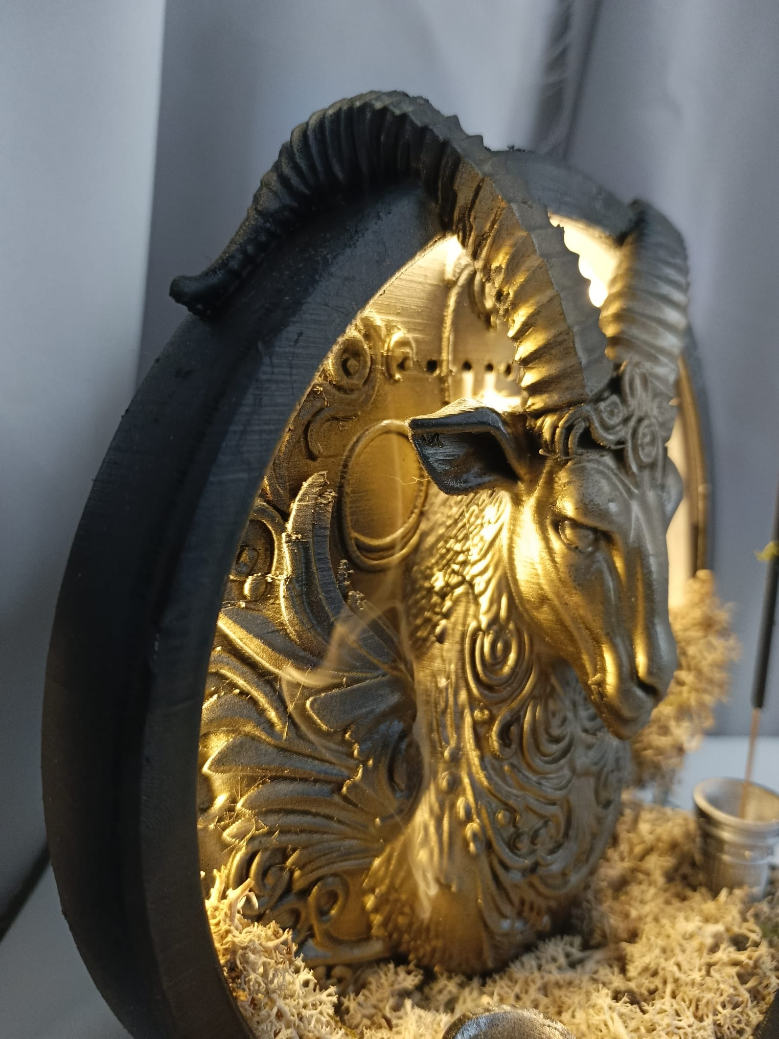 Oğlak Burcu LED Işıklı Çift Fonksiyonlu Tütsülük–Geri Akış Çubuk Tütsü, Doğal Yosunlu