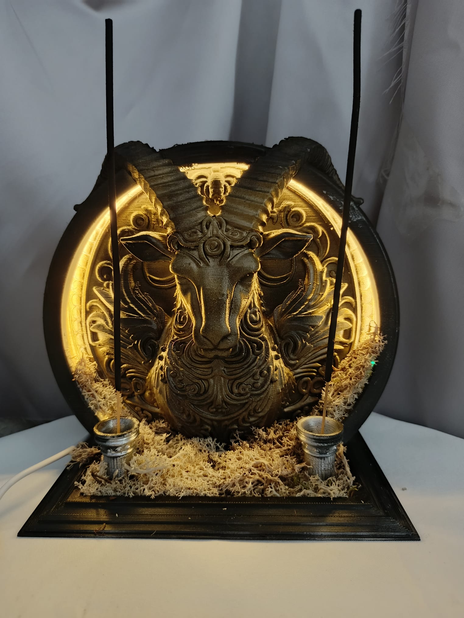 Oğlak Burcu LED Işıklı Çift Fonksiyonlu Tütsülük–Geri Akış Çubuk Tütsü, Doğal Yosunlu