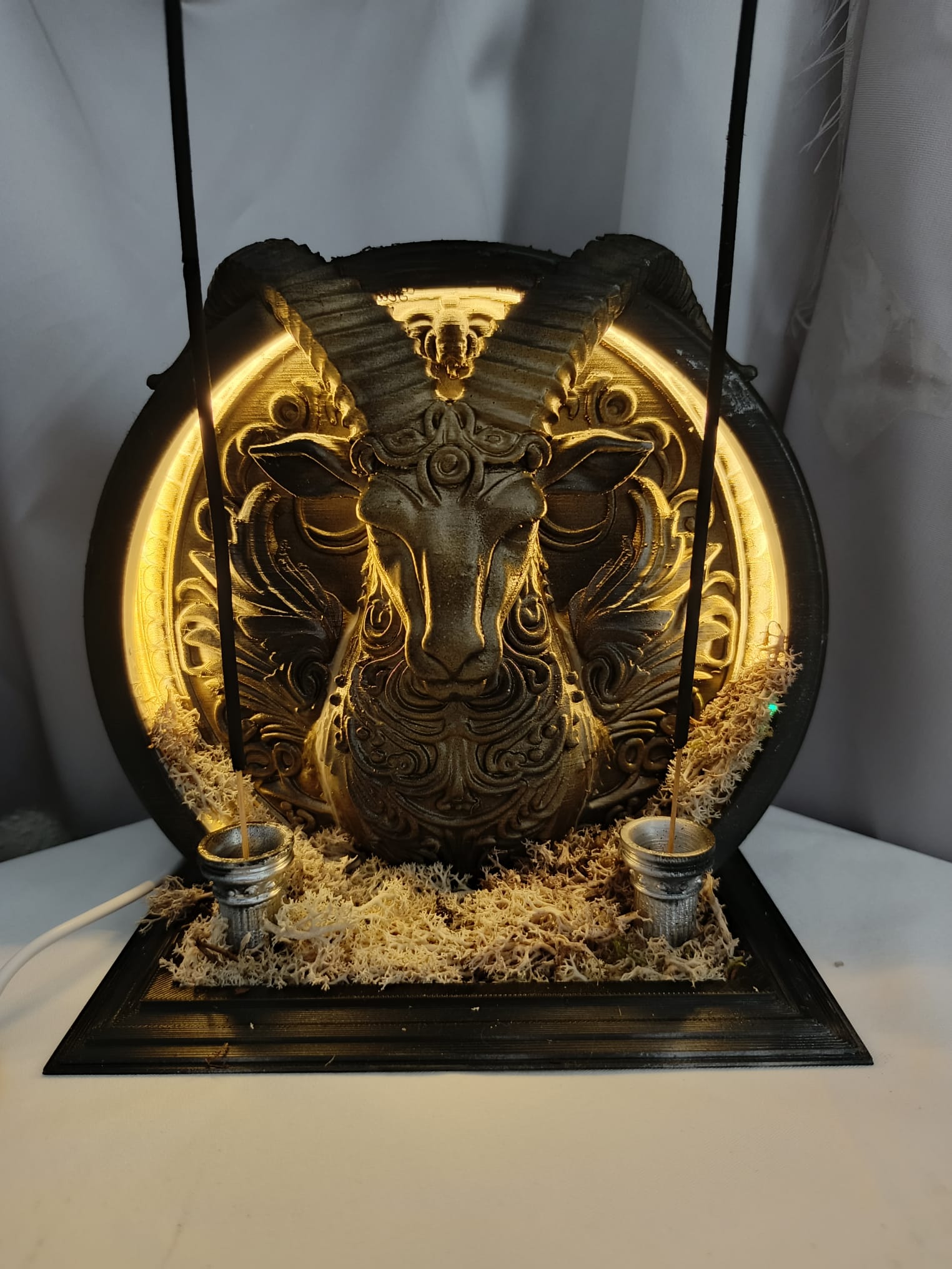 Oğlak Burcu LED Işıklı Çift Fonksiyonlu Tütsülük–Geri Akış Çubuk Tütsü, Doğal Yosunlu