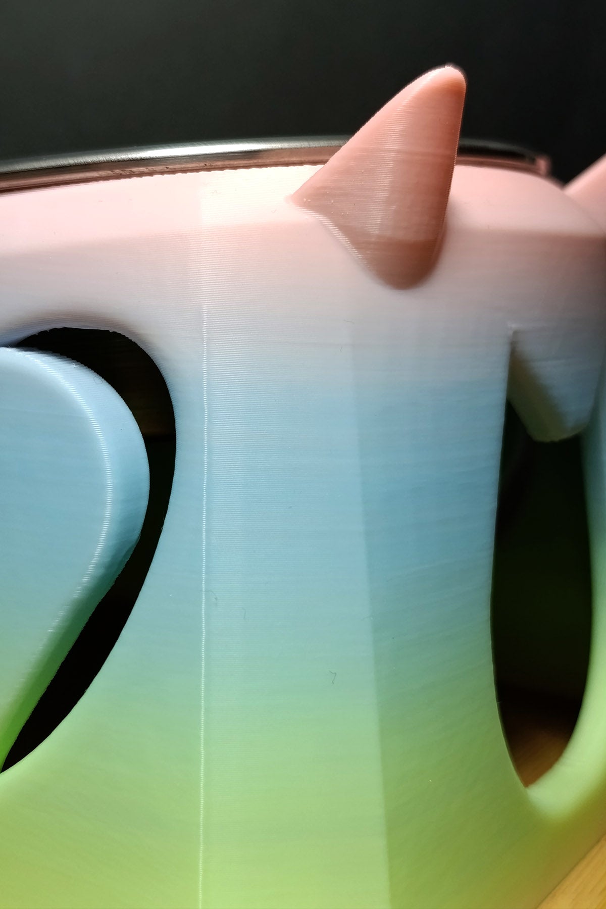 Luci Yüksek Ayaklı Kedi Mama Kabı - Boyun Koruyucu Eğik Tasarım - Anti-Stres Metal Kase Rainbow