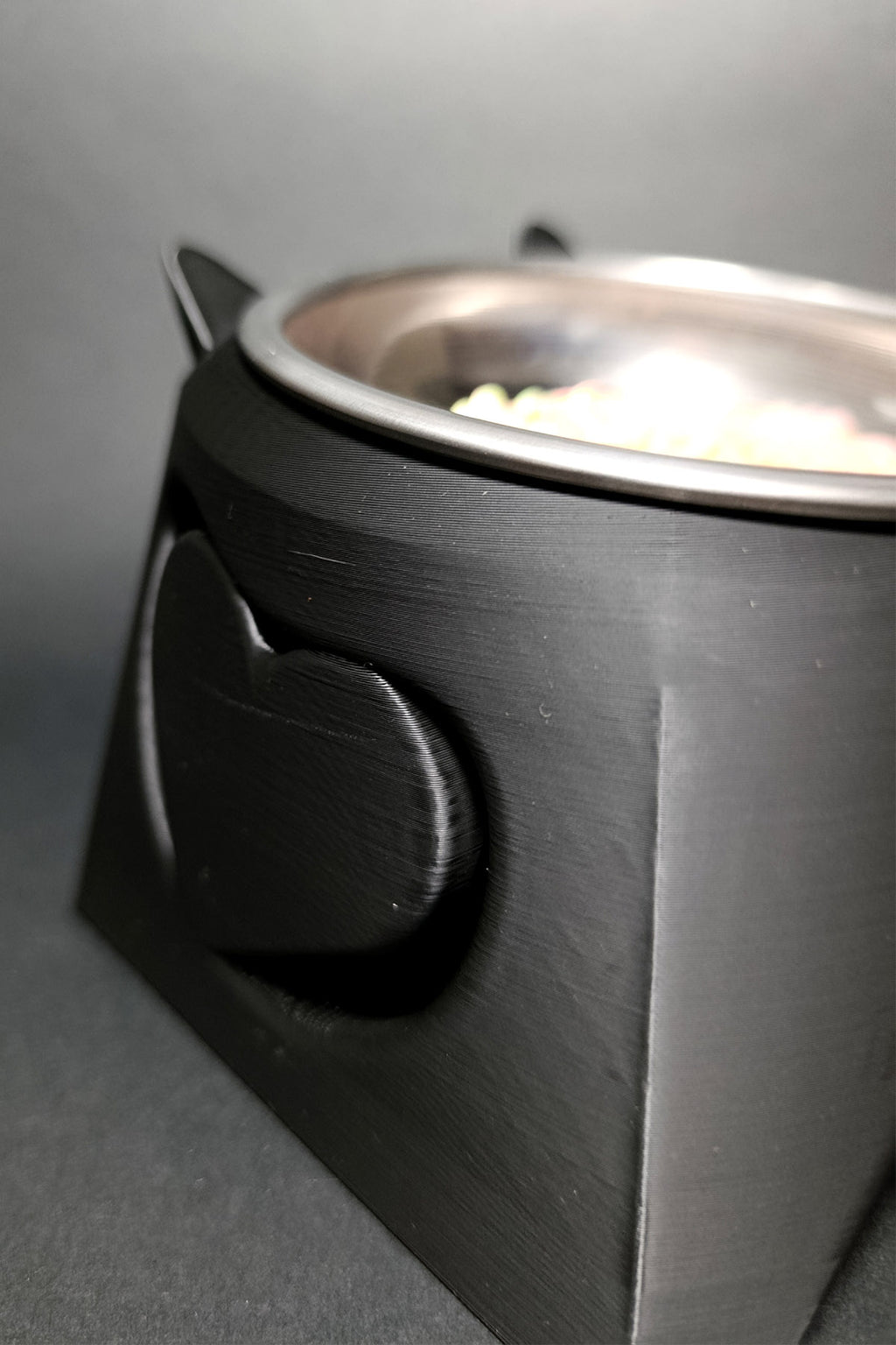 Luci Yüksek Ayaklı Kedi Mama Kabı - Boyun Koruyucu Eğik Tasarım - Anti-Stres Metal Kase Siyah